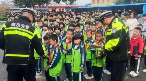 交通安全进校园——临汾公安交警走进辖区学校开展秋季交安宣传暨三个“十小事”宣传活