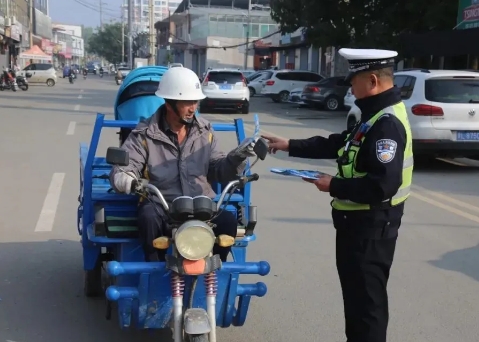 守护乡村“平安路”—— 临汾公安交警进农村开展秋季交通安全宣传活动