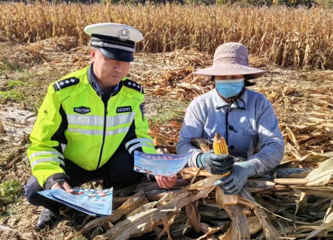 临汾蒲县公安交警走进辖区农村开展秋季交安宣传教育活动