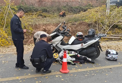 长治壶关：“警”管放心，游客骑车摔倒，公安暖心守护！