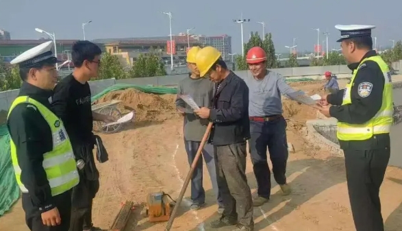 临汾公安交警支队直属二大队走进企业开展交安宣传暨三个“十小事”宣传活动