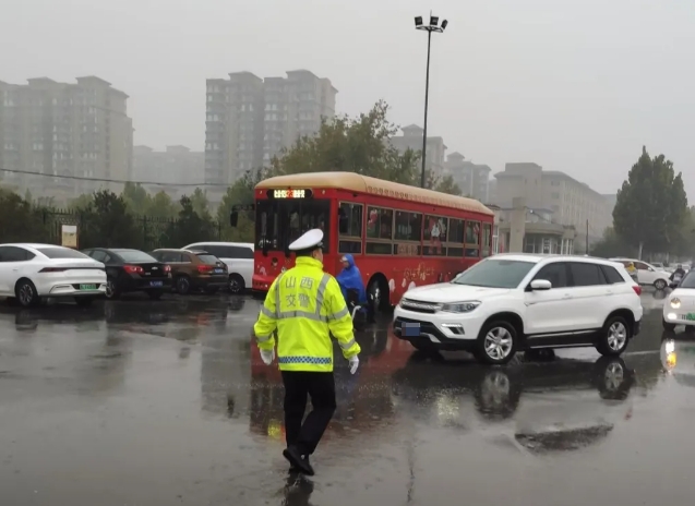 雨中坚守  护您平安——临汾公安交警雨中执勤保畅通