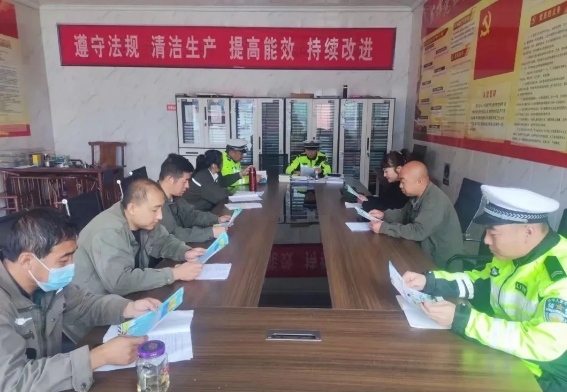 临汾公安交警走进企业开展秋季交通安全警示教育暨三个“十小事”宣传活动
