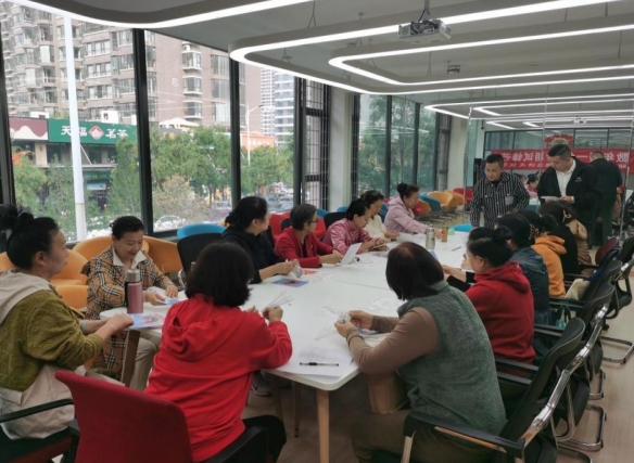 太原万柏林区长风西街街道丽华社区：金秋十月夕阳暖  匠心巧手绘脸谱