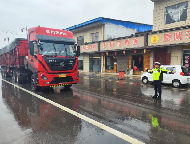 温情守护 “雨”你同行！临汾蒲县公安交警雨中执勤坚守岗位保畅通
