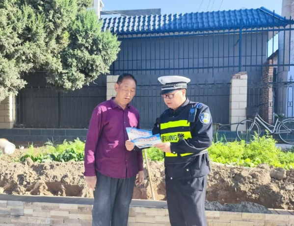 临汾蒲县公安交警走村串户“拉家常” 交通安全记心中