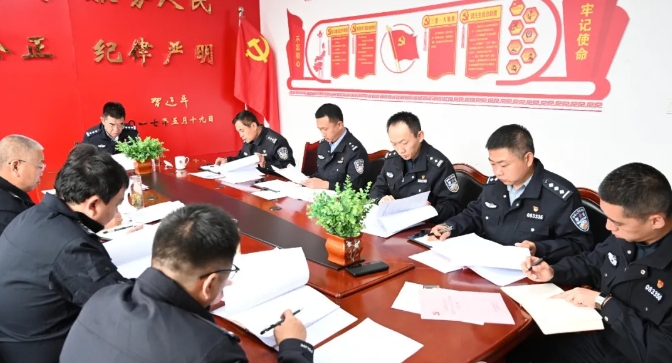 临汾安泽县公安局召开党委理论学习中心组学习会议