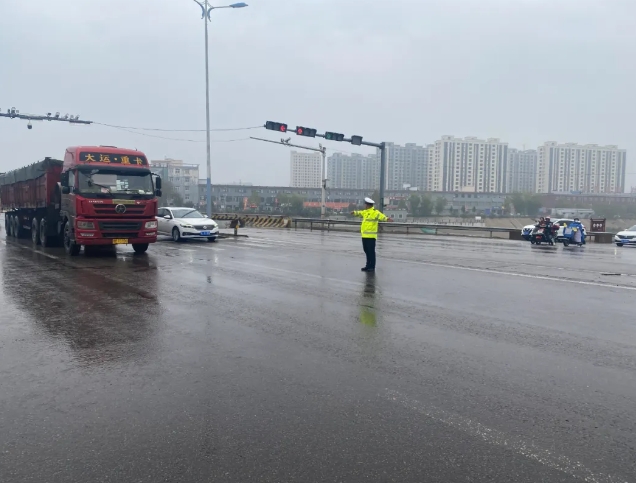 雨天“守路人”，平安“守护者” ——临汾洪洞交警雨天执勤全力以赴保畅通