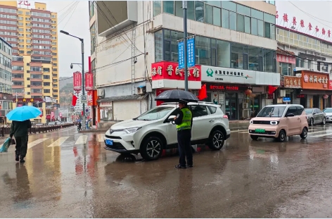 吕梁石楼县公安：雨中坚守“护学岗” 撑起平安“保护伞”