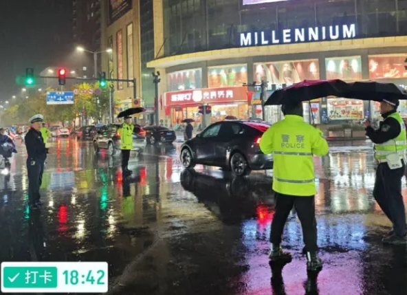 吕梁交城：交警雨中执勤保畅通
