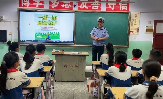  临汾公安交警走进辖区学校开展秋季交通安全宣传及打击“黄牛”“黑中介”顽瘴痼疾宣