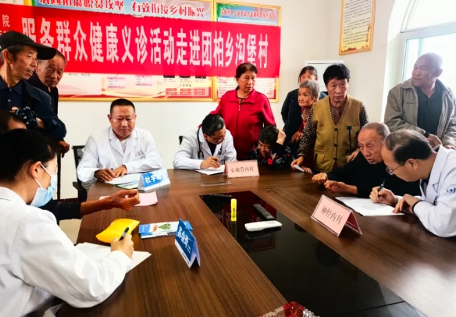 临汾市公安局交警支队联合临汾市人民医院及市第三人民医院深入帮扶村开展健康义诊活动