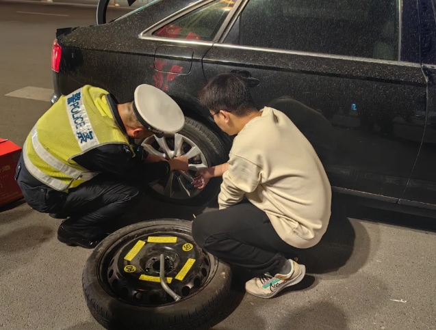 长治潞城：交警秒变“修理工”  群众：“为好交警点赞！”