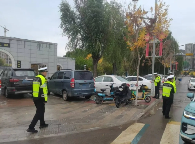 临汾蒲县公安交警持续开展城区道路车辆乱停乱放整治