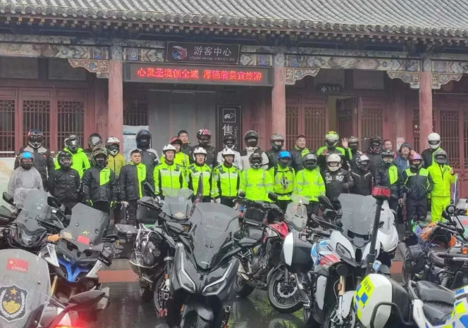 临汾蒲县公安交警冒雨护航，摩托骑行队安心旅行