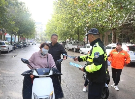 交通宣传进社区  出行安全“驻”民心 ——临汾公安交警走进辖区社区开展秋季交通安