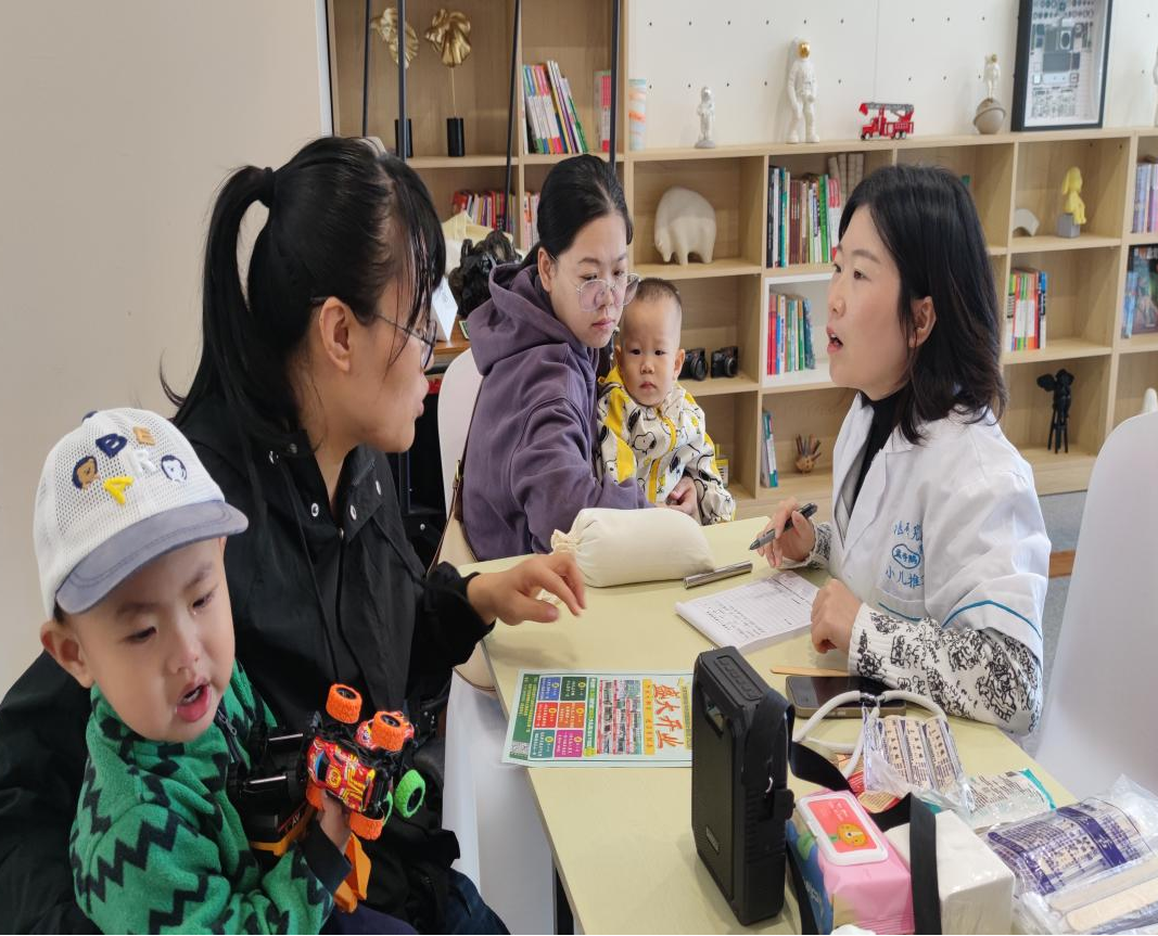 太原万柏林区小井峪街道：小儿推拿进社区  绿色健康伴成长