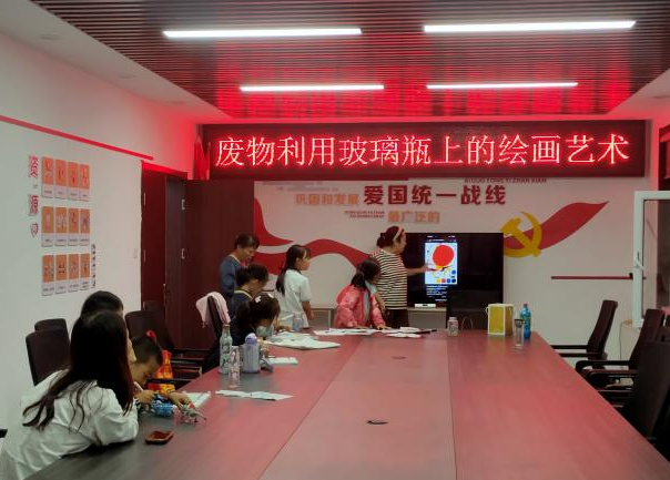 太原万柏林区和平街道：废物利用  玻璃瓶上的绘画艺术