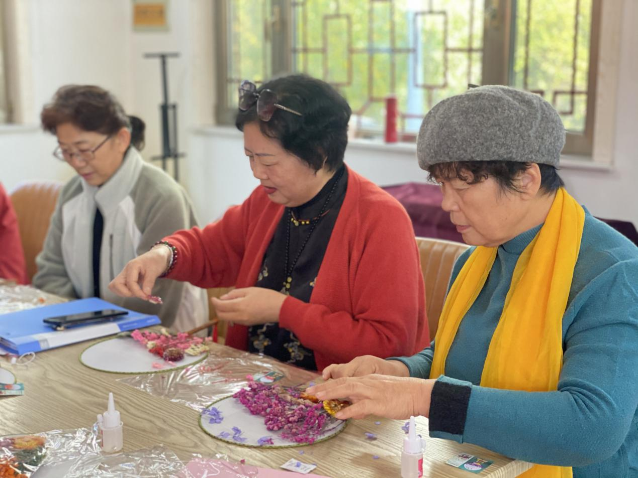 太原万柏林区晋祠路社区开展“素手拈轻趣，绮扇舞芳华”团扇DIY活动
