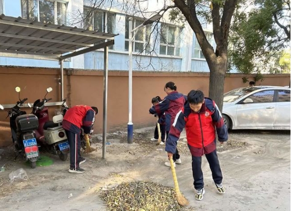 太原万柏林十中开展“美化环境  创建文明城市”志愿服务活动