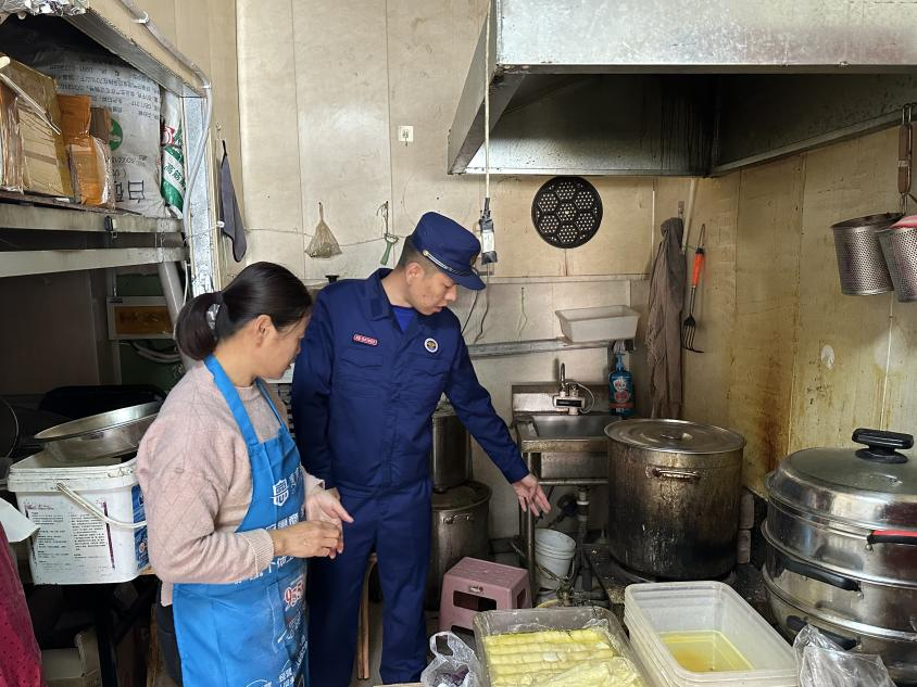 太原万柏林区神堂沟街道消防所积极开展九小场所消防安全宣传工作