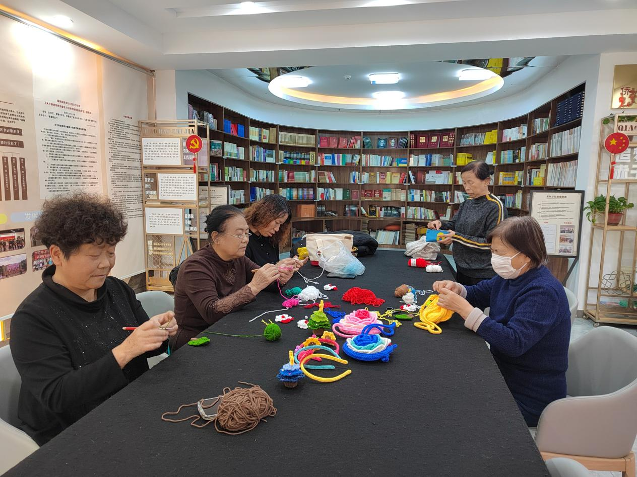 太原万柏林区滨体社区开展“巧手编织  乐享生活”手工钩织活动