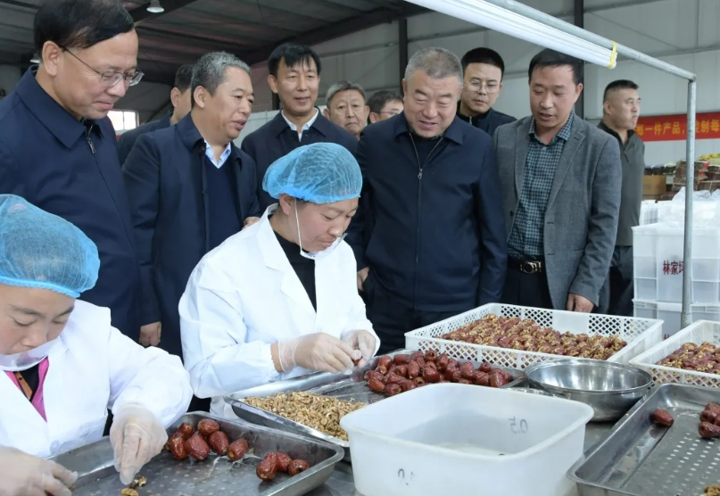 吕梁市城市管理局参加临县林家坪镇消费帮扶暨鑫源农业助农签约仪式并在兴林社区、光明