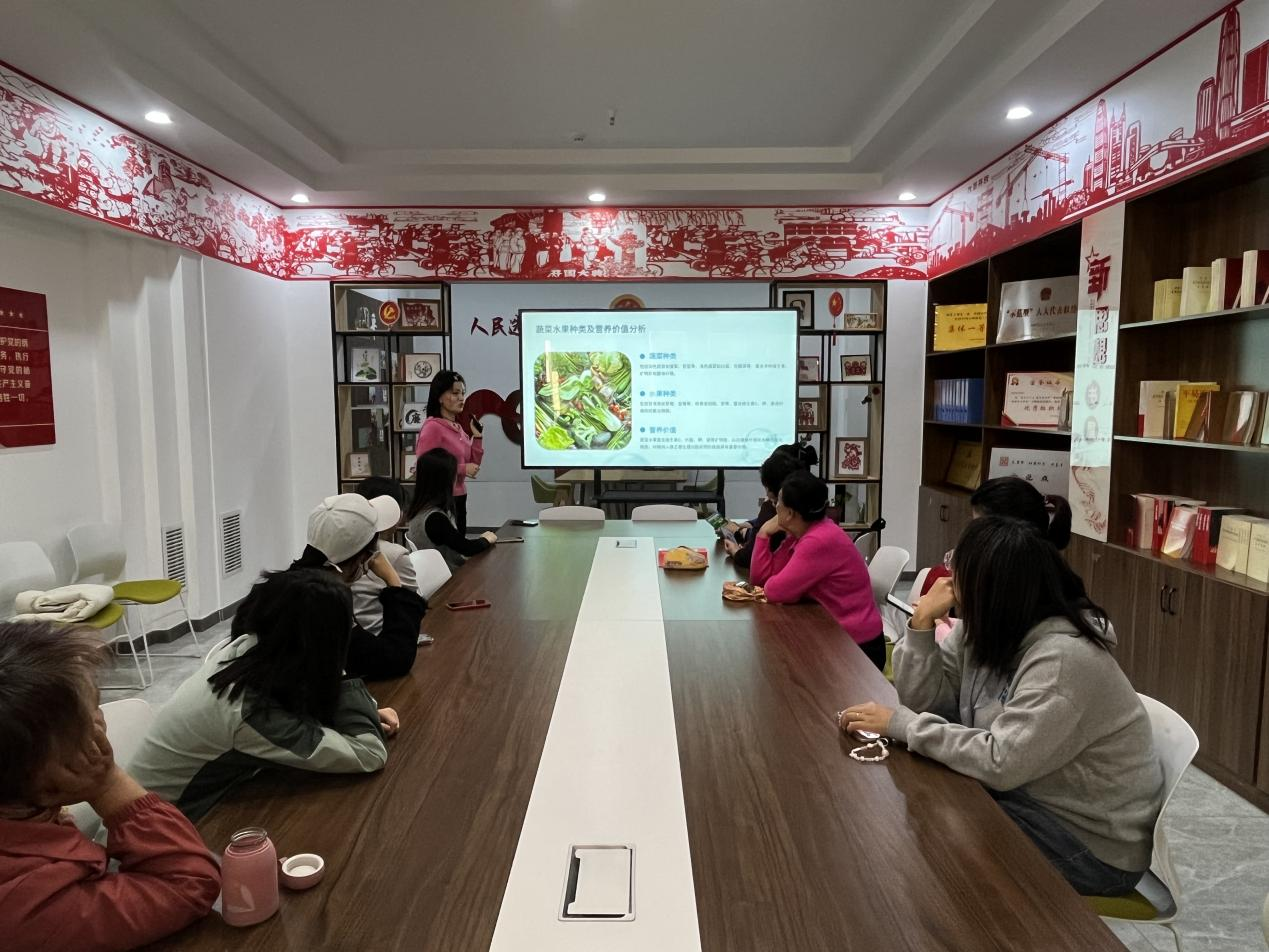 太原万柏林区兴华街道滨体社区开展合理膳食知识讲座