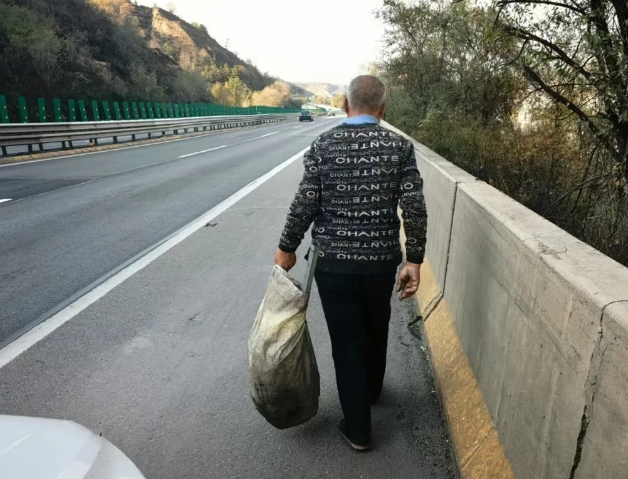 行人上高速  山西交警及时劝离护平安