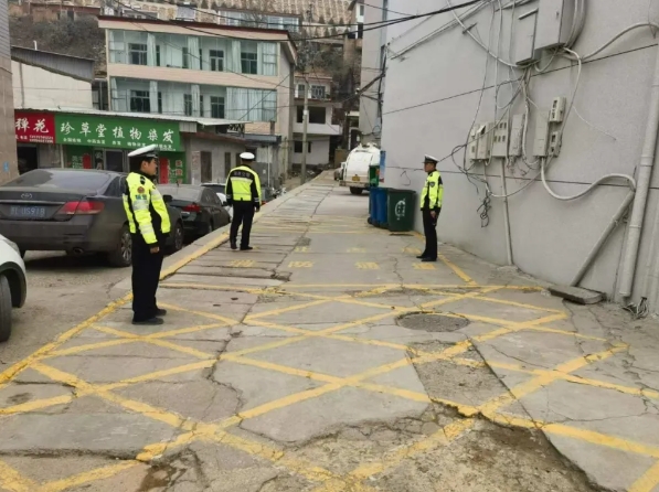 临汾蒲县公安交警整治城区道路车辆乱停乱放