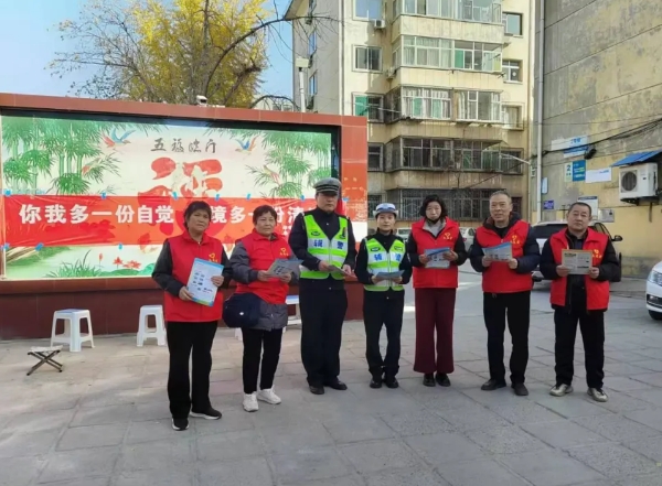 临汾市公安局交警支队直属一大队走进辖区社区开展冬季交通安全宣