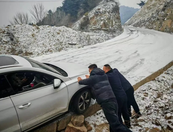 长治壶关公安：车辆雪地侧滑被困  民警及时推车救援