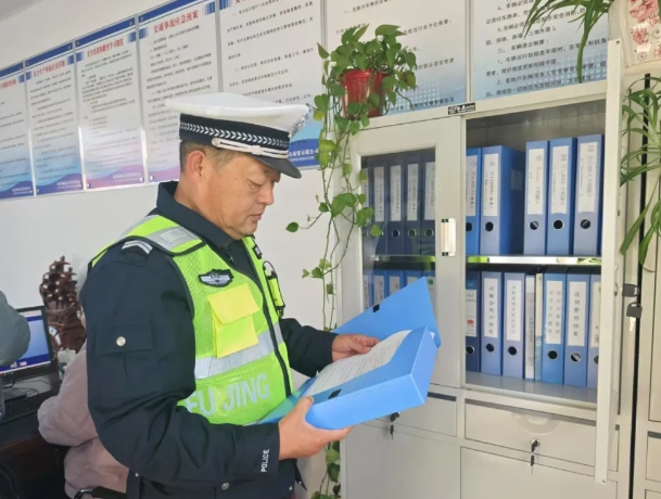 临汾安泽县公安局交警大队开展货运企业大检查  筑牢交通安全防线