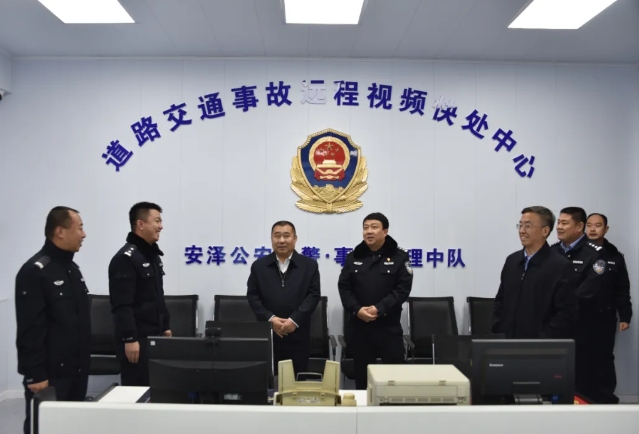 临汾市公安局党委委员、交警支队长曹国刚一行在安泽县公安局交警大队督导调研工作