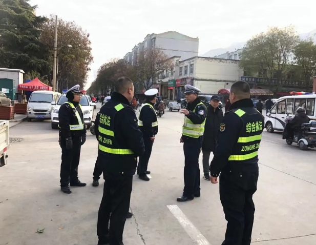运城永济交警联合城管大队集中整治首阳街乱象