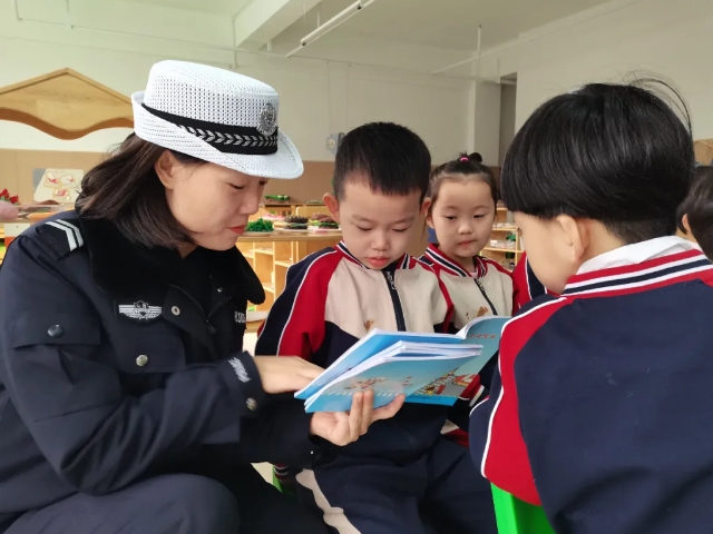 吕梁交城：交警走进幼儿园 “警”握小手讲安全