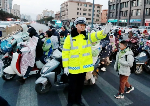 运城盐湖公安交警：站好“护学岗”，温暖上学路