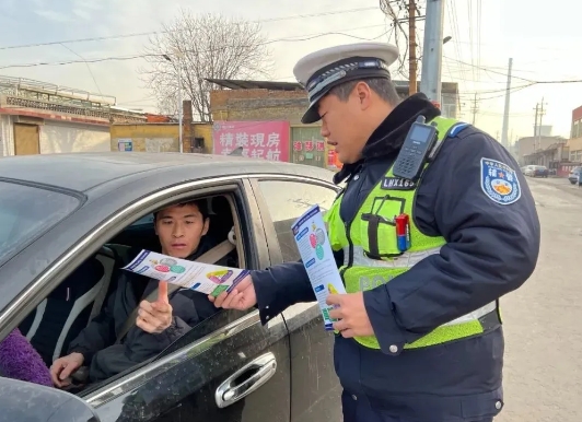 临汾公安交警走进辖区农村开展交通安全宣传教育活动 照亮安全回家路