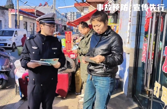 吕梁兴县：民警“赶大集” 宣传“送安全”