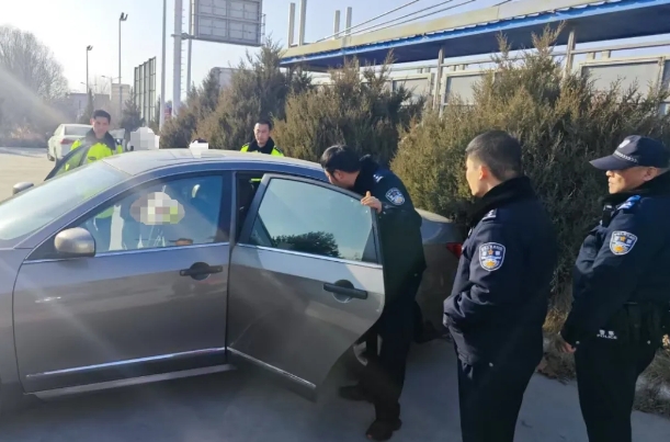 长治壶关：惊险！男子高速口“怒发冲冠”，民警和风细雨“浇灭”怒火