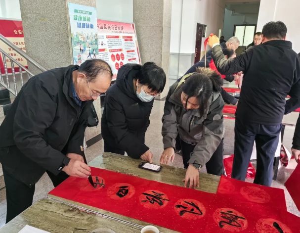“墨香沁警营  妙笔贺新春”——运城临猗县公安局开展写春联送祝福主题活动