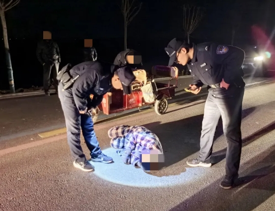 运城新绛县：“警”急救援！老人晕倒情况紧急  民警急救转危为安