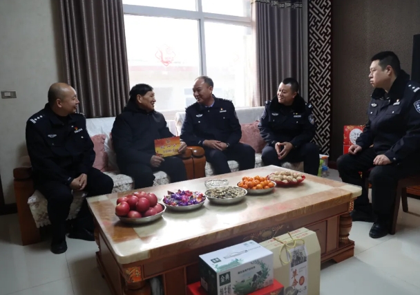 运城市公安局苏琦副局长一行慰问垣曲县公安局因公牺牲民警家属