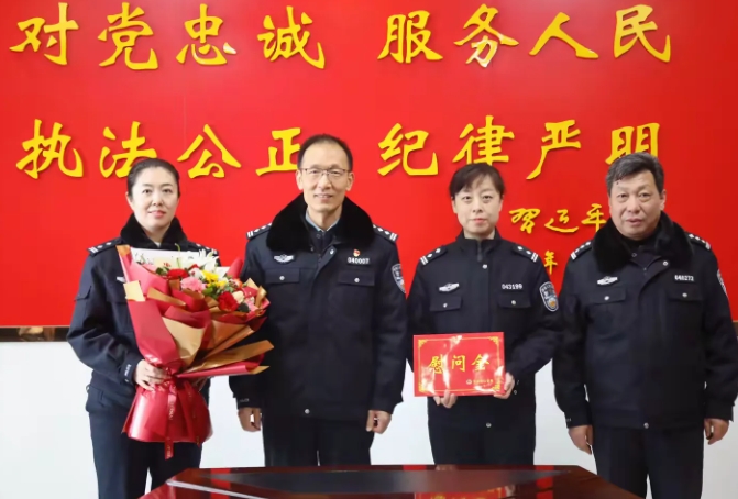 长治市公安局党委委员、政治部主任韩东飚春节前夕走访慰问五马分局公安英烈家属