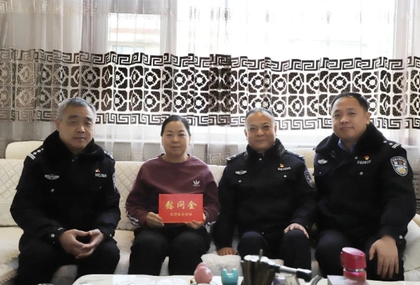长治市公安局党委委员、副局长王宏斌春节前夕走访慰问平顺县局因公牺牲民警家属