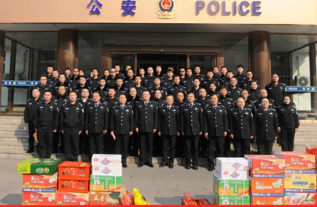 临汾公安直属分局：新春走基层  慰问暖警心