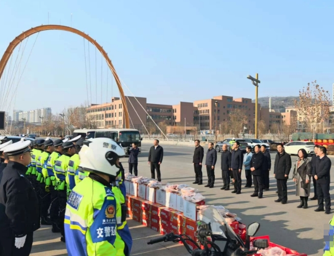 临汾蒲县县委书记杨晓舟、县委副书记、县长薛向阳及县四套班子春节前夕慰问一线执勤交