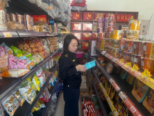 太原小店区市监局深入推进农村假劣食品专项整治走深走实