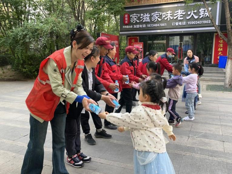 太原万柏林区神堂沟街道：童心致敬劳动者  党群关怀暖“递”心