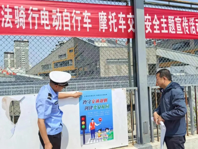 吕梁 兴县交警开展中小学生违法骑乘电动自行车、摩托车交通安全主题宣传活动